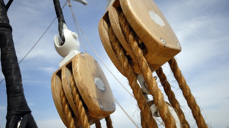 A pulley using four rope lines