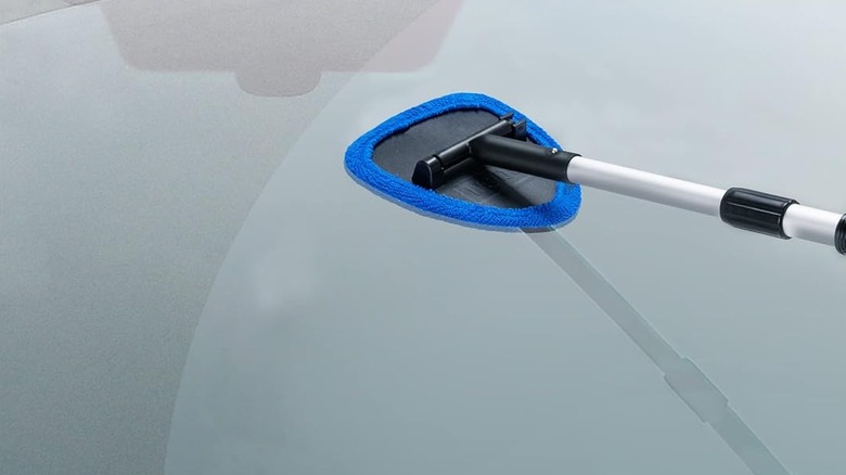 AstroAI Windshield Cleaning Tool dusting car window