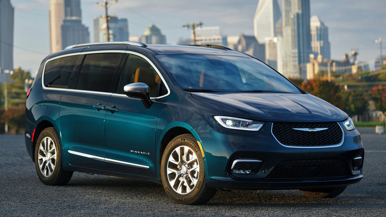 Front 3/4 view of Chrysler Pacifica Plug-in Hybrid