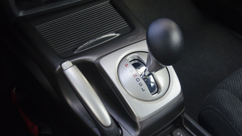 Automatic gear shift between neutral and drive