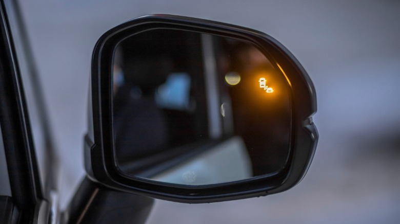 Blind spot warning in a side view mirror