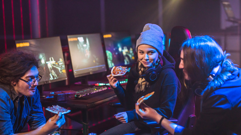 gaming friends eating pizza together