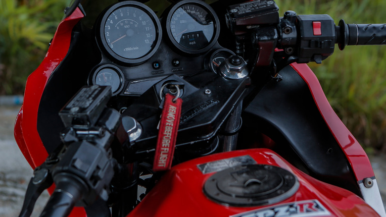 Kawasaki GPz900R gauges