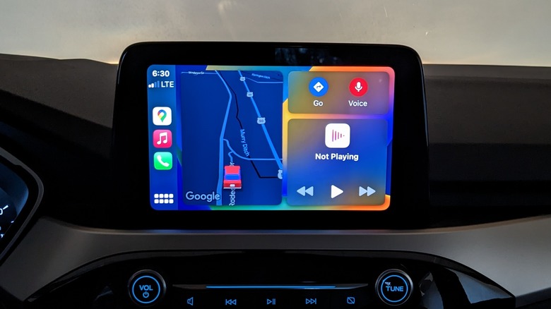 Apple CarPlay Dashboard navigation music