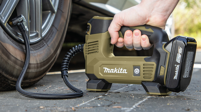 Makita electric inflator filling tire