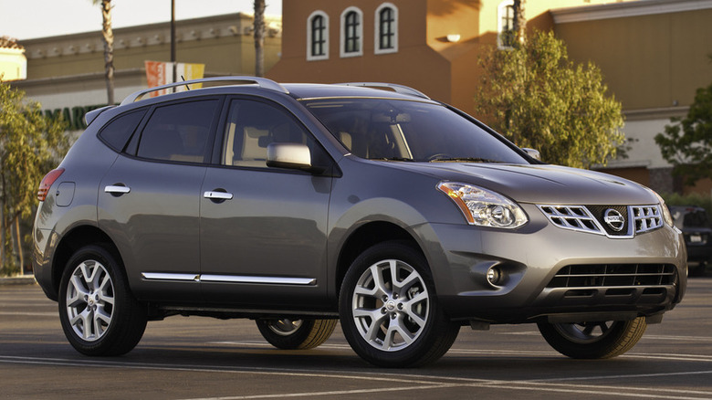 Gray 2013 Nissan Rogue in a parking lot