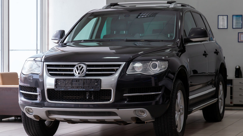 A black and white picture of a Volkswagen Touareg