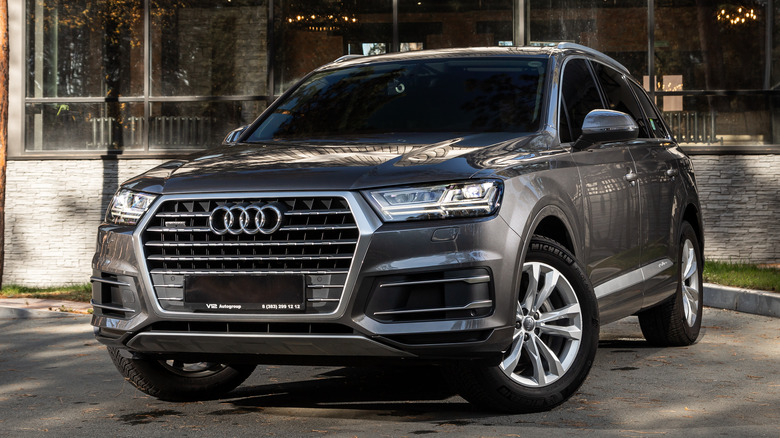 Audi Q7 parked front end