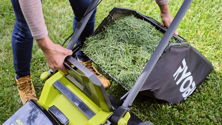 Emptying the grass catcher