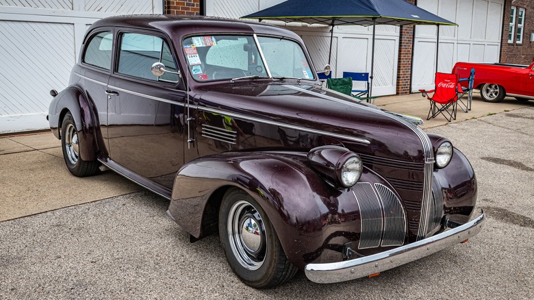 Front 3/4 view of 1939 Pontiac Silver Streak