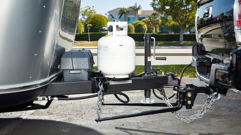 Weight-distributing hitch attached to truck and camper