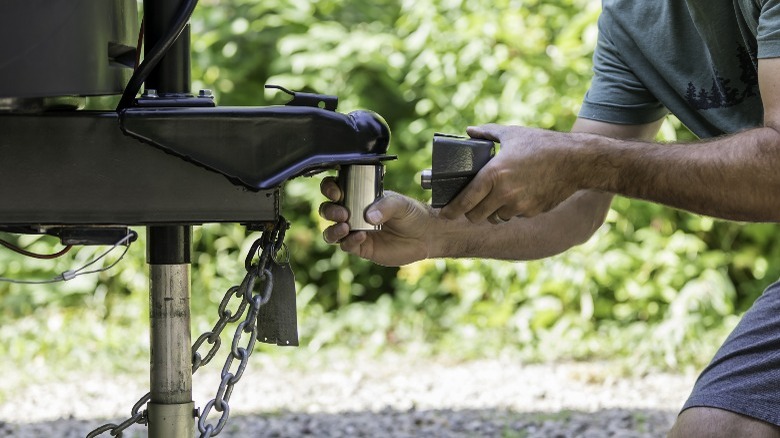 4 Simple Yet Essential Items You Should Have When Towing A Trailer Or ...