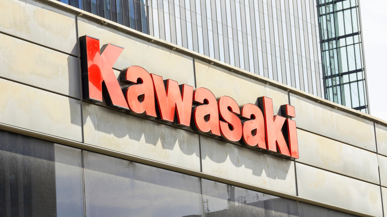 Daylight outside view of a Kawasaki business establishment