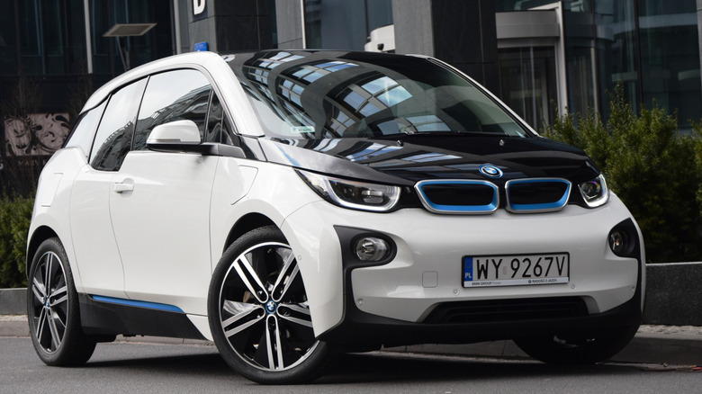 A white BMW i3