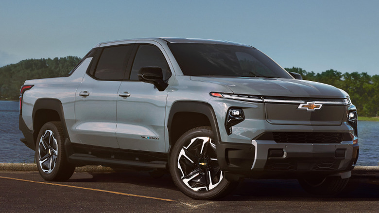 Front 3/4 view of 2025 Chevrolet Silverado EV