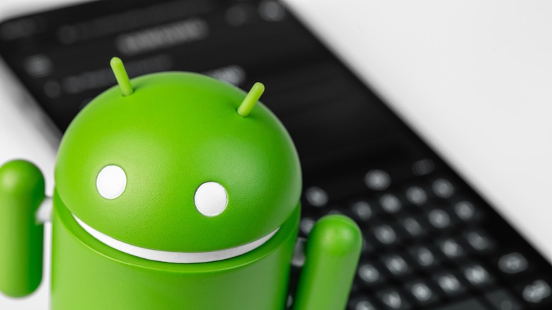 Android mascot with phone