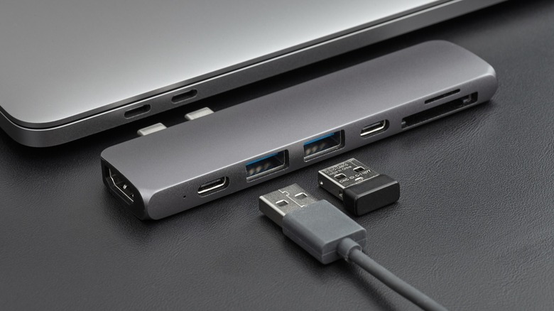 USB hub with USB-A and USB-C ports