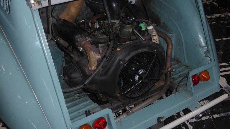 Citroën 2CV Sahara engine view