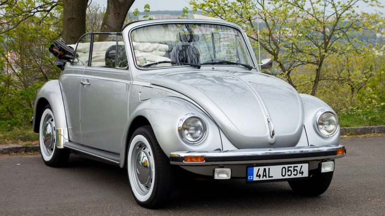 Front 3/4 view of VW Beetle Convertible