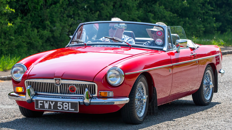 Front 3/4 view of MGB Roadster