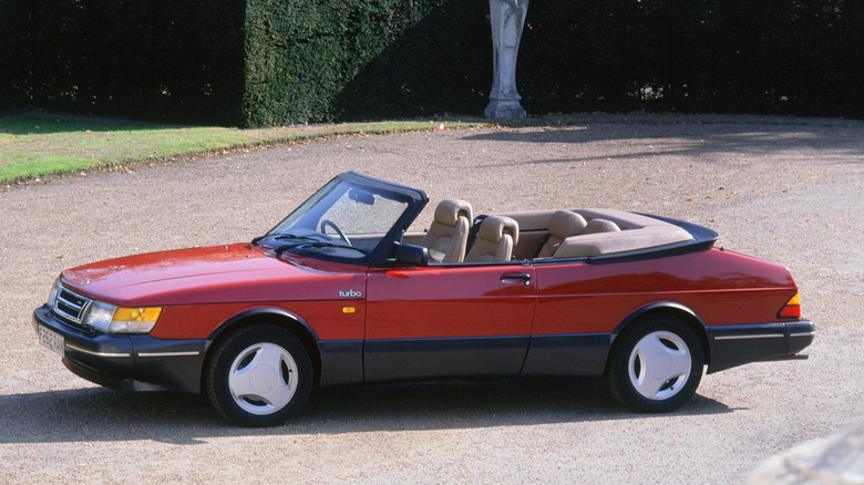 Front 3/4 side view of Saab 900 Convertible