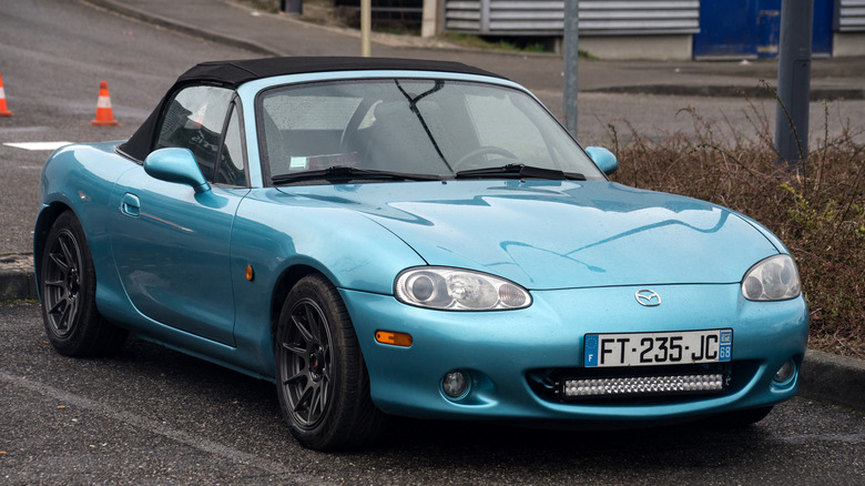 Front 3/4 view of Mazda Miata NB