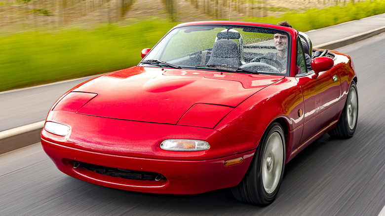 Front 3/4 view of Mazda Miata NA