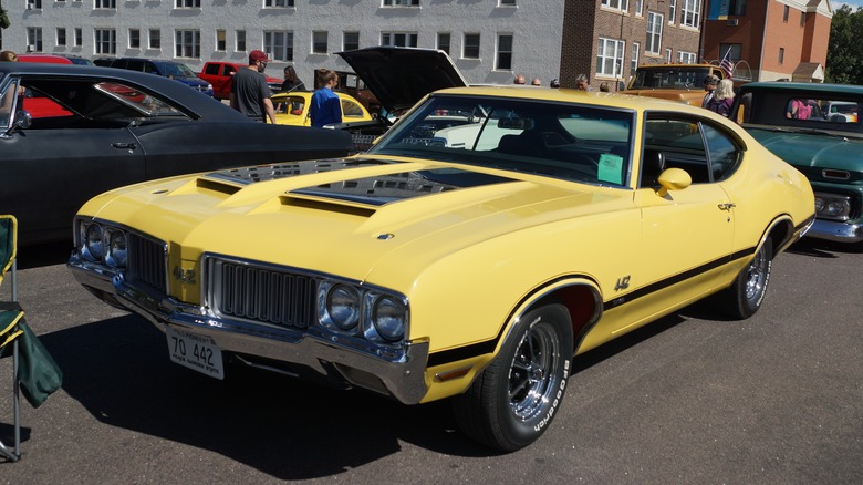 1970 Oldsmobile 4-4-2 W-30 at outdoor car show