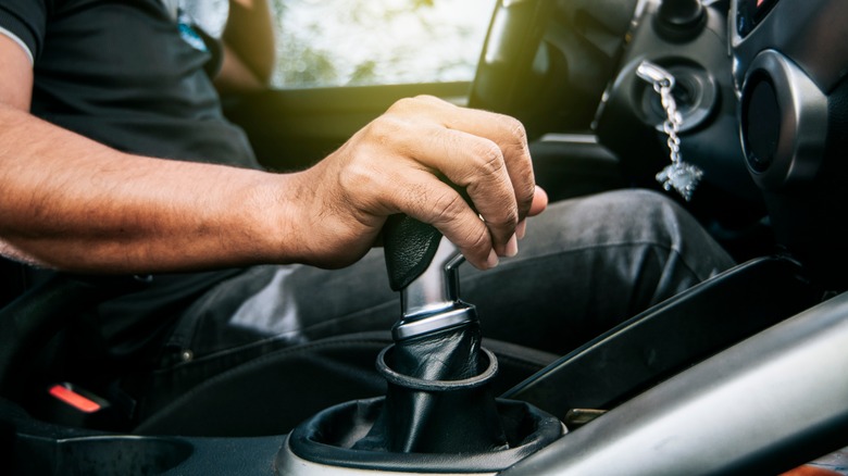 hand on manual gear shifter