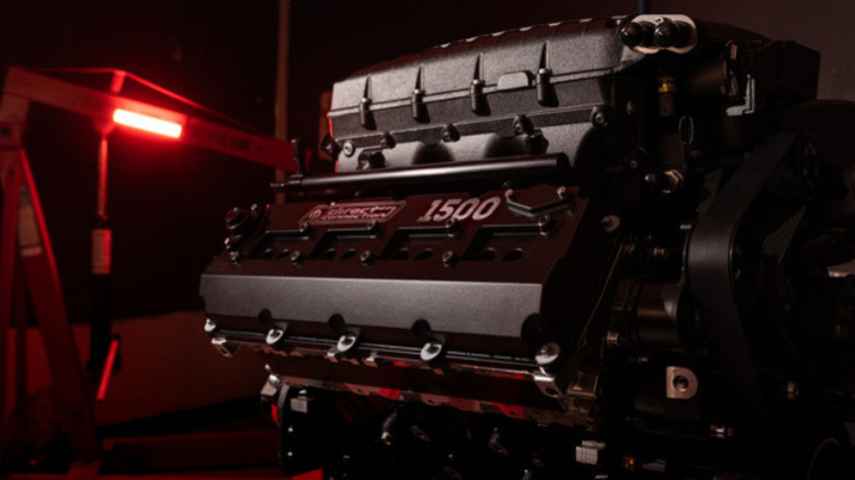 Mopar DSR1500-DC engine with red lighting