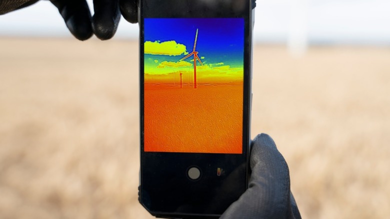 Capturing thermal images on a smartphone