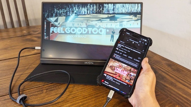 Portable monitor connected to a smartphone