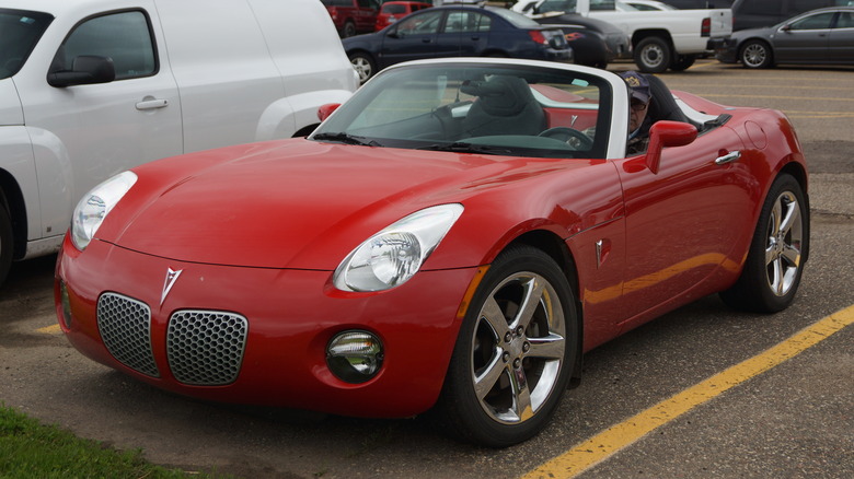 2007 Pontiac Solstice parked front end