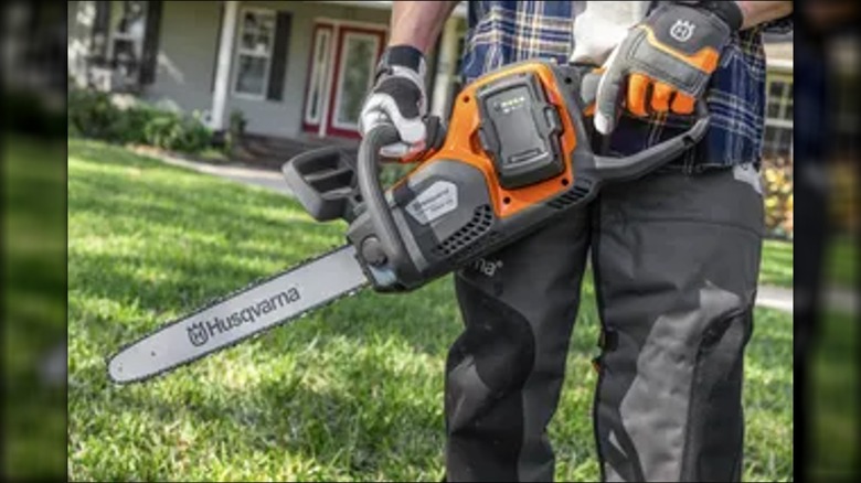 Husqvarna Power Axe 350i battery-powered chainsaw