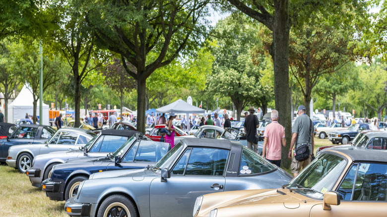 A row of 911s