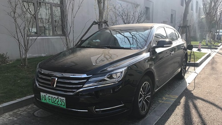 An Roewe e950 parked near building