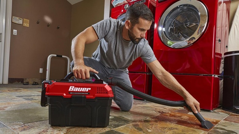 Man with Bauer wet/dry vac