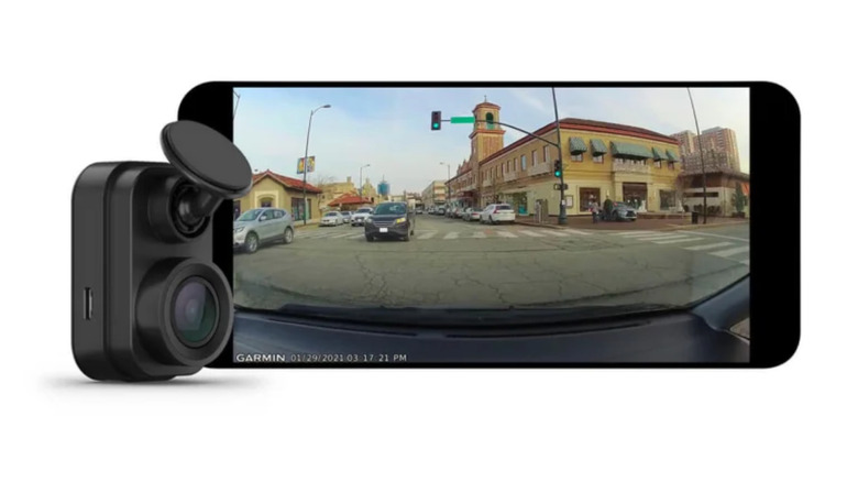 Garmin Dashcam Mini 2 and smartphone view