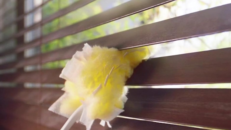 Swiffer Duster cleaning blinds