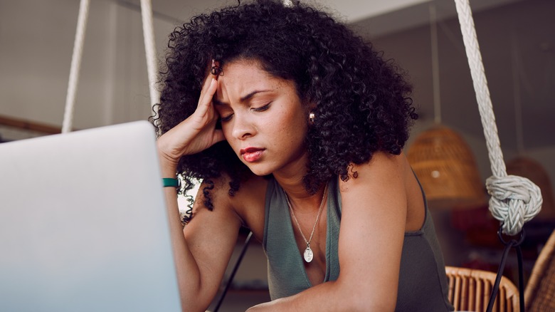 Stressed woman in front of a laptop