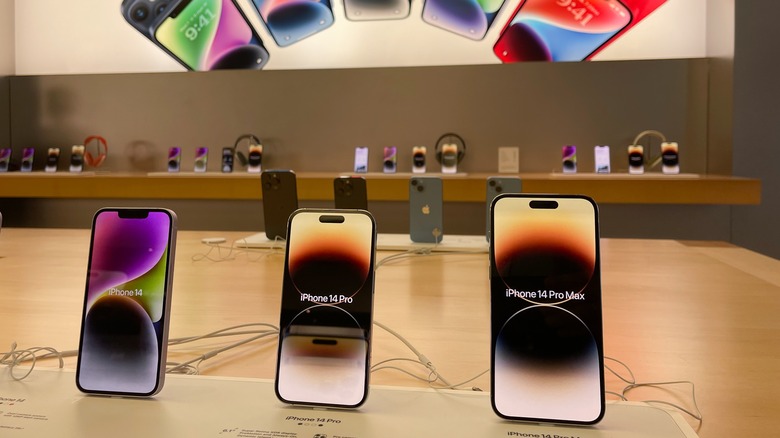 iPhones in Apple Store