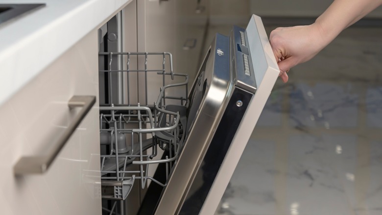 hand closing dishwasher door