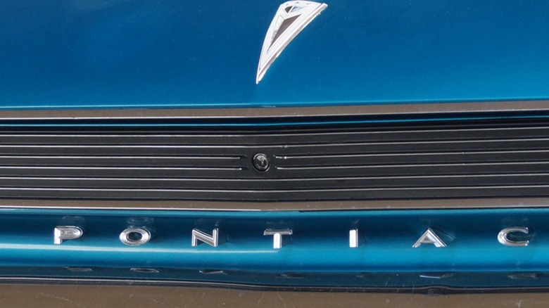 1962 Pontiac Grand Prix rear logo