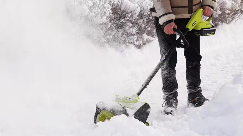 Using the Ryobi electric snow shovel on snow