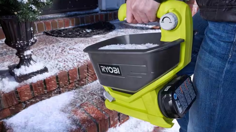 Spreading salt with the Ryobi spreader