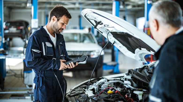 Mechanic analyzes a car's performance