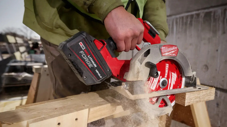 using Milwaukee circular saw to cut wood