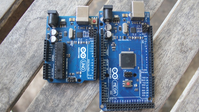 Arduino controllers on table