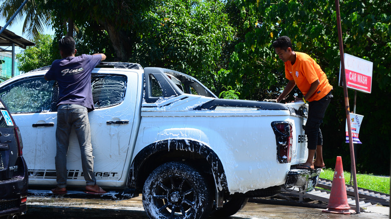 Car wash cleaning truck