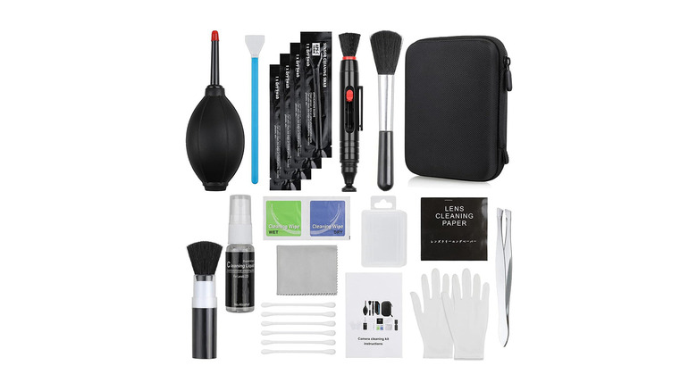 Contents of the Zacro lens cleaning kit